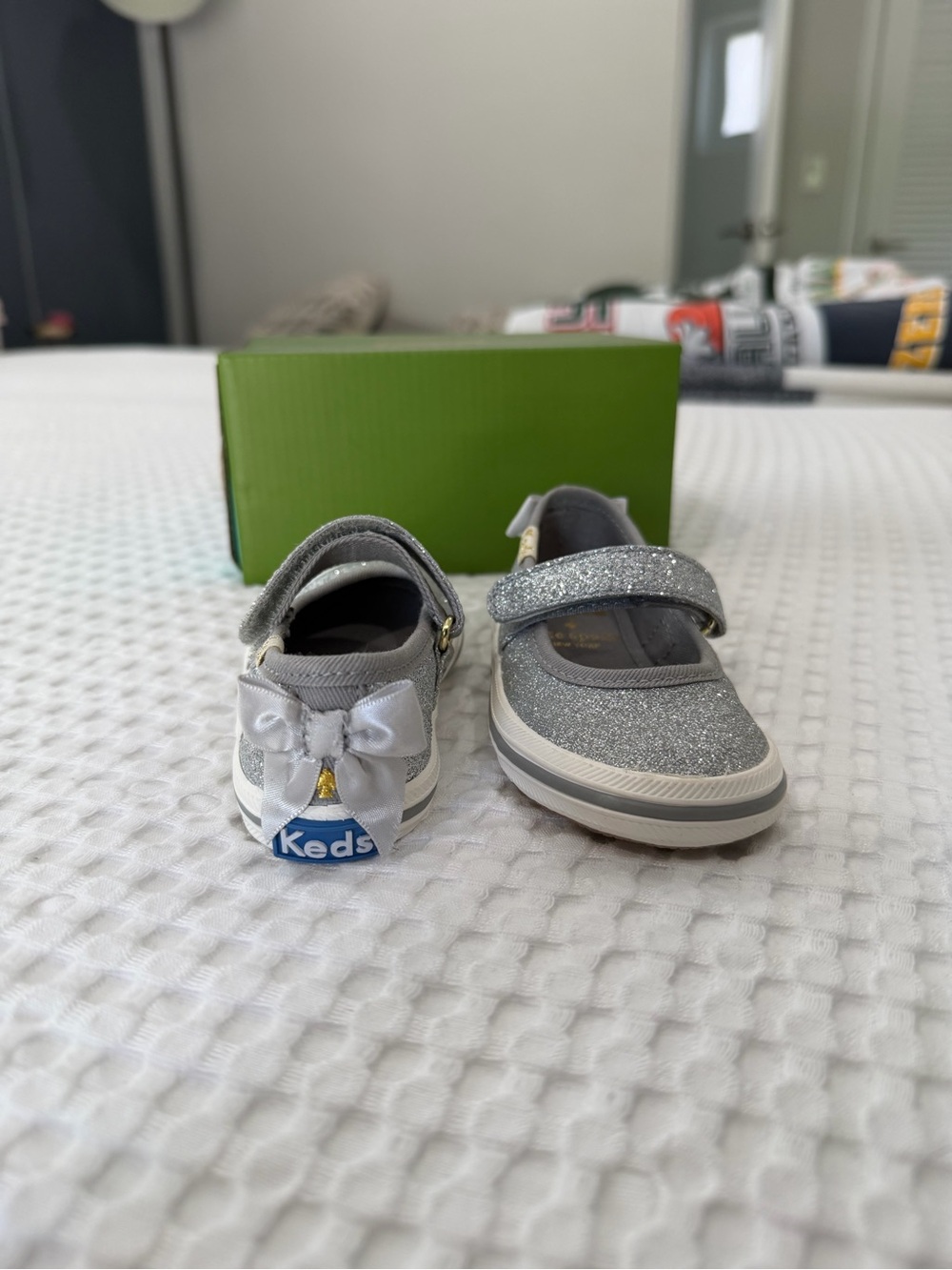 NWT Keds x Kate Spade Kids/Toddler Glitter Mary Jane with Bow Accent Size 5M.